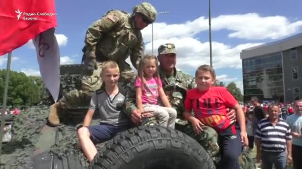 Децата најсреќни на претставувањето на американската воена опрема во Куманово