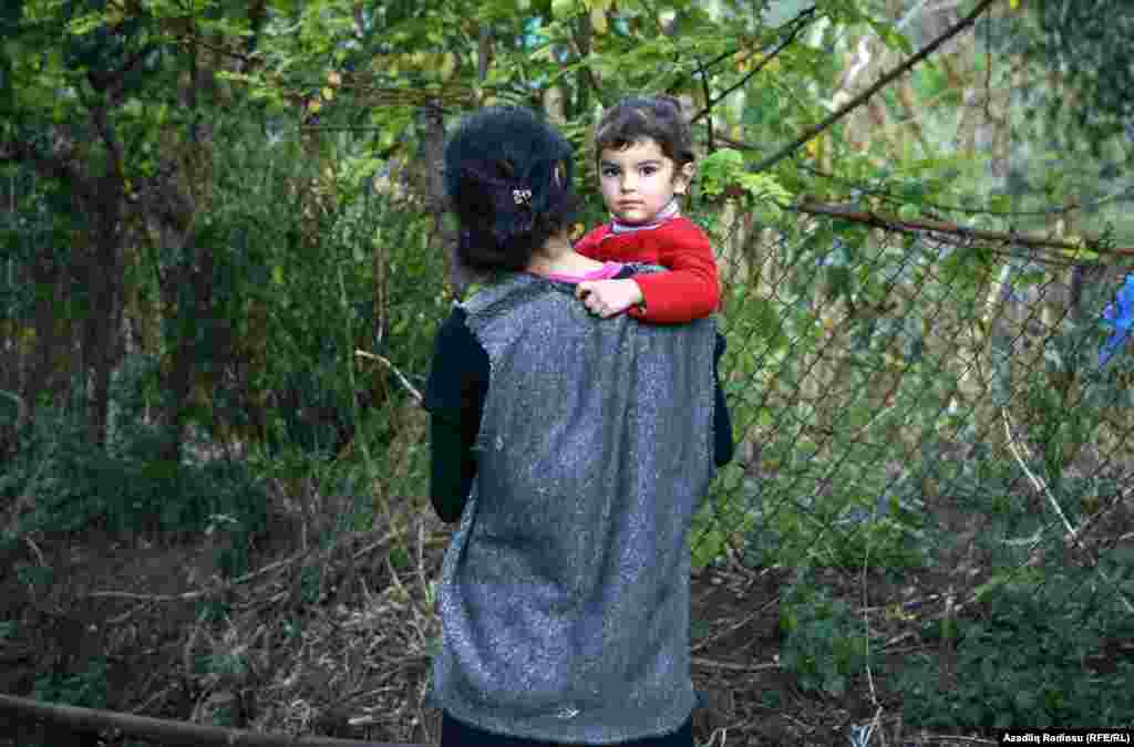 Təhlükəli və atışma olan günlərdə uşaqları kənd yollarına, açıq yerlərə buraxmırlar valideynlər. 