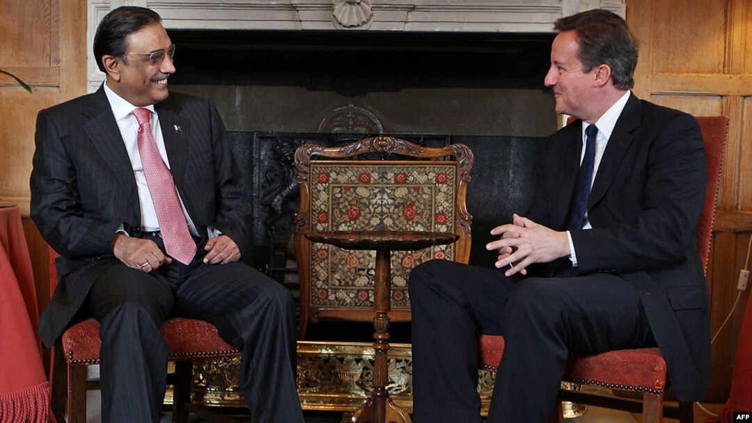 Pakistan's President Asif Ali Zardari (left) meets with British Prime Minister David Cameron.