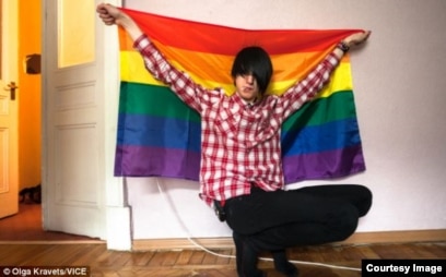 Мастурбация жасайды және өзіне конча жасайды