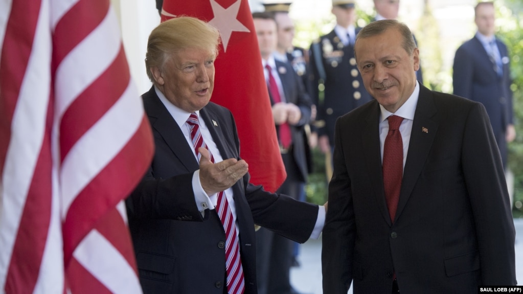 Donald Trump întâmpinându-l pe Recep Tayyip Erdogan la Casa Albă pe 16 mai 2017