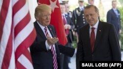 Donald Trump întâmpinându-l pe Recep Tayyip Erdogan la Casa Albă pe 16 mai 2017