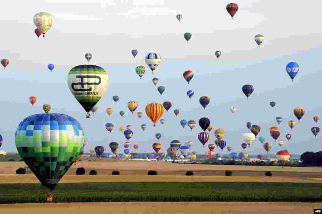 Aproape de un record mondial. Între 363 şi 373 de baloane cu aer cald au participat la festivalul &quot;Lorraine Mondial aer baloane&quot; din acest an, lângă localitatea Chambley-Bussieres în&nbsp;estul Franței.