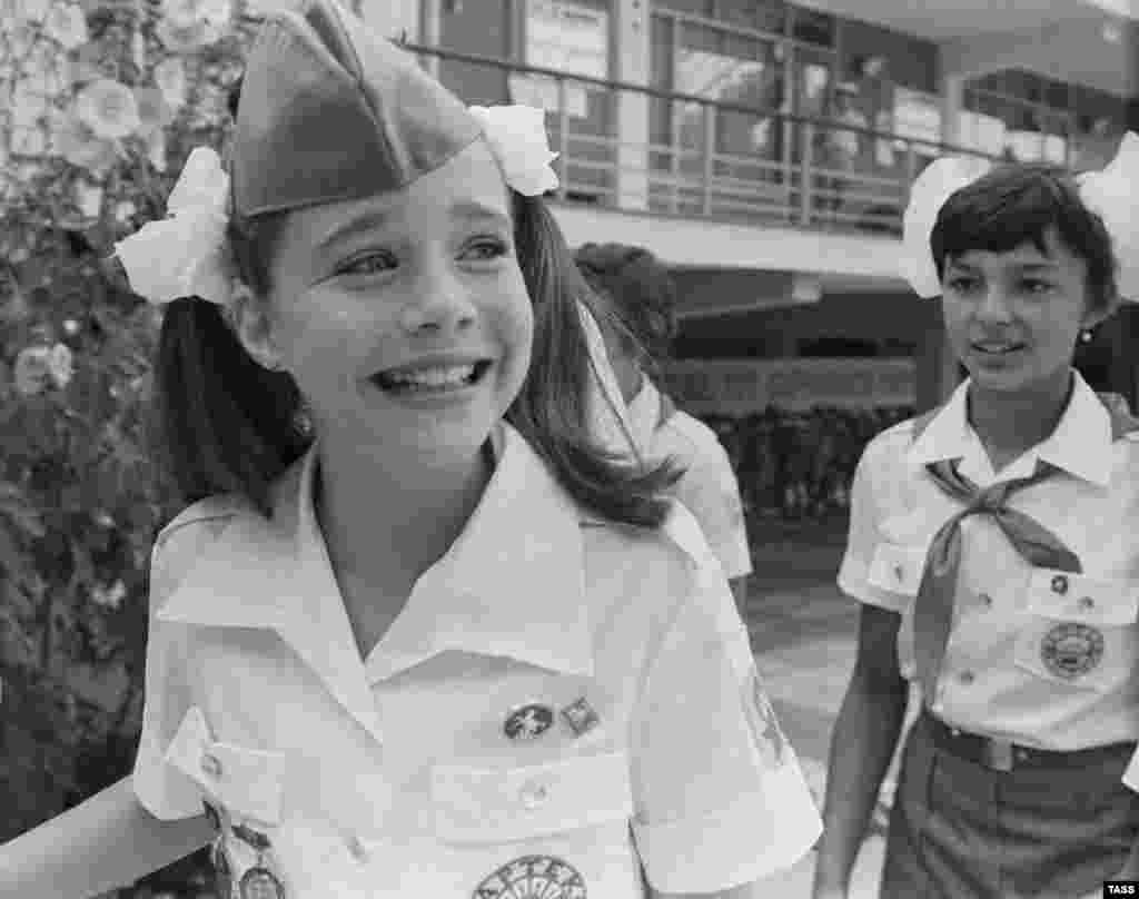 У 1983 році «Артек» вперше відвідала американка – Саманта Сміт. Дівчинка стала відомою завдяки листу, якого вона написала Юрію Андропову в розпал Холодної війни, після чого Саманту та її батьків запросили до табору На фото – Саманта Сміт в «Артеку», 1983 рік