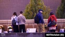 Пришедшие возложить цветы на место убийство Бориса Немцова на Большом Москворецком мосту в Москве, 9 октября 2025 года