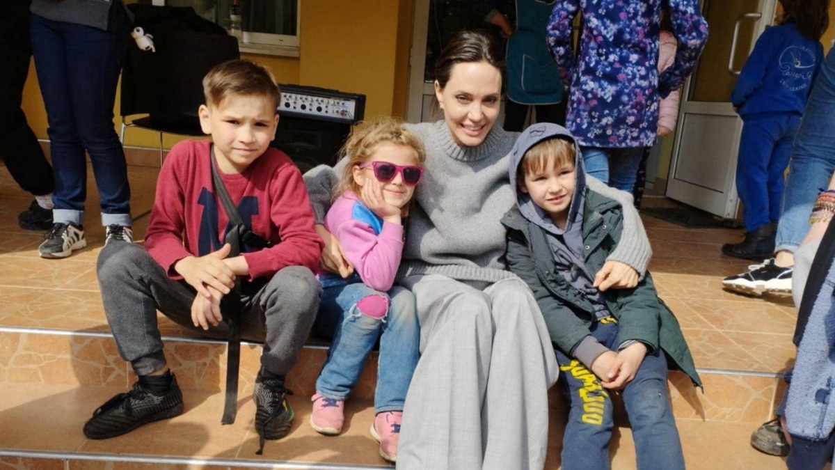 Розмови з переселенцями, волонтерами та підтримка дітей – Анджеліна Джолі у Львові провела низку зустрічей