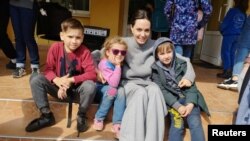 Анджеліна Джолі у Львові заявила про важливість показувати дітям із охоплених бойовими діями територій, що «їхнє життя має значення»