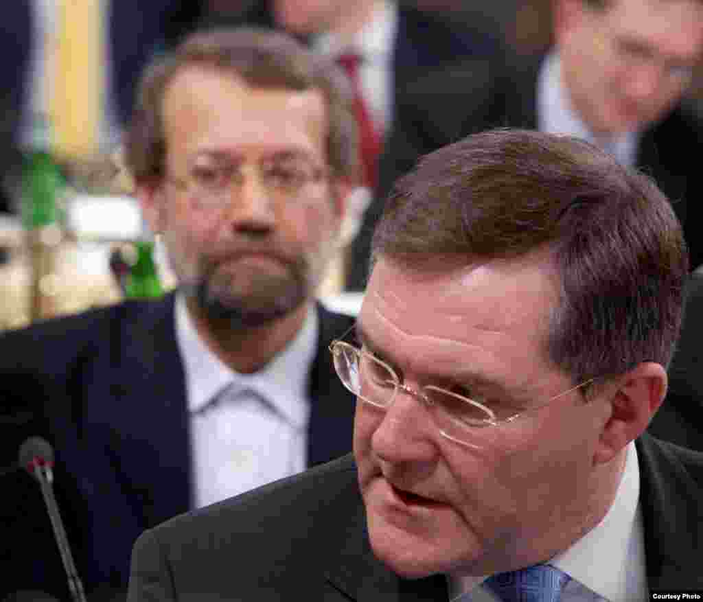 یوزف یونگ، وزیر دفاع آلمان و علی لاریجانی در پشت سر.