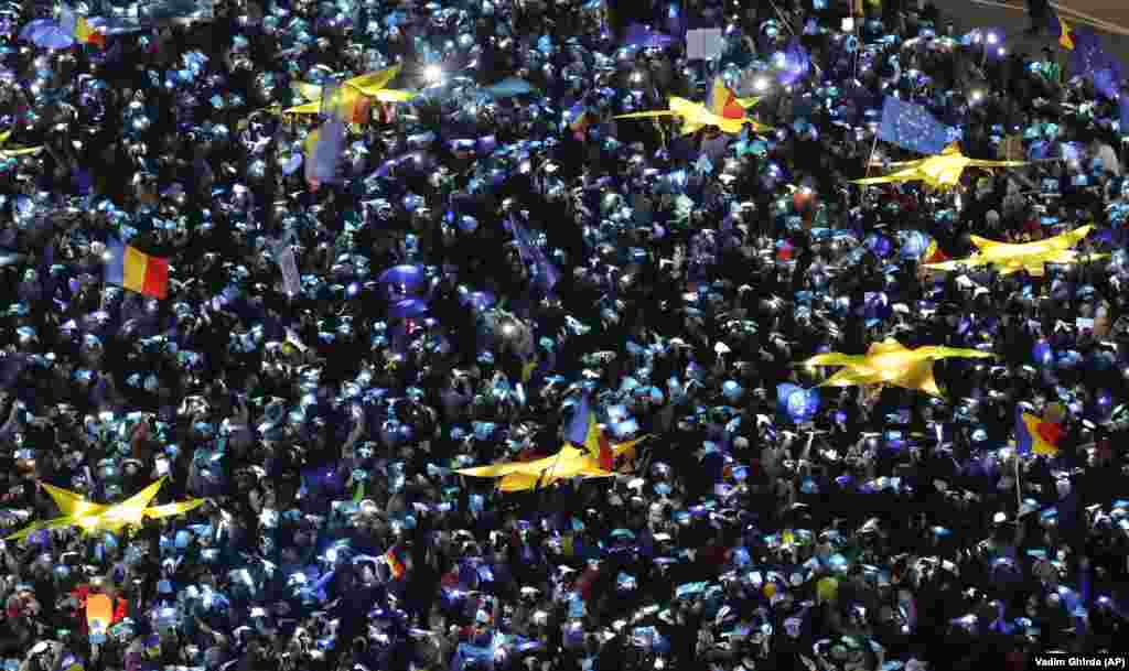 People shine their mobile phones and form a European Union flag at a protest against plans to soften anticorruption laws, in Bucharest, Romania, February 26, 2017. (AP/Vadim Ghirda) 