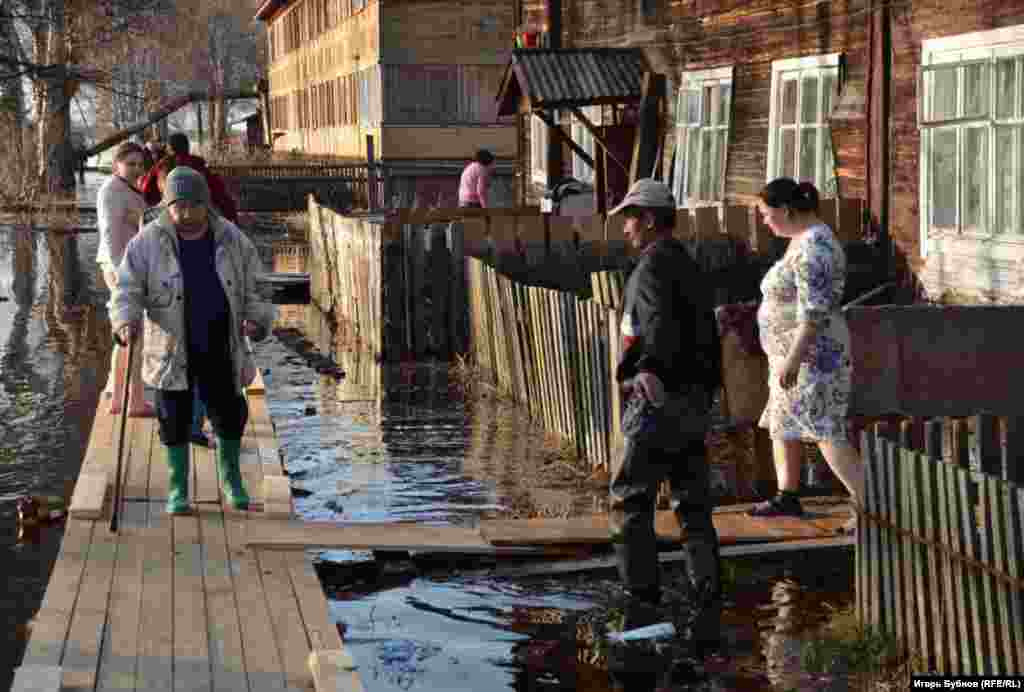 ​В поселок приезжали сотрудники МЧС и работники городской администрации, которые заверили, что помогут жителям.