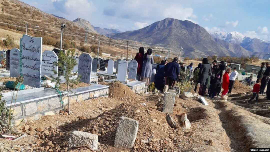 مراسم تدفین شماری از کشته‌شدگان اعتراض‌های اخیر در مریوان