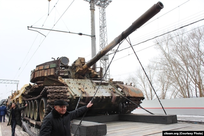 Танк Т-55АМВ, который, как говорят организаторы выставки, попал в Сирию из Грузии – притом что Грузия никогда не обладала этой модификацией Т-55