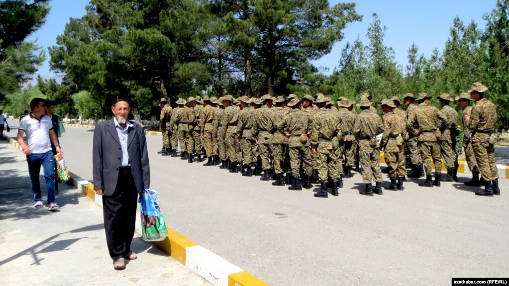 Туркманистон донишҷӯёнашро барои хидмати ҳарбӣ аз хориҷ бармегардонад