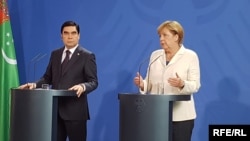 German Chancellor Angela Merkel (right) with Turkmen President Gurbanguly Berdymukhammedov in Berlin on August 29.