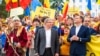 Молдова, лідер партії PAS Ігор Гросу (у центрі) та прем'єр-міністр Дорін Речан (праворуч) на мітингу партії в Кишиневі, 26 вересня 2025 року