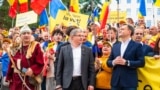 Молдова, лідер партії PAS Ігор Гросу (у центрі) та прем'єр-міністр Дорін Речан (праворуч) на мітингу партії в Кишиневі, 26 вересня 2025 року