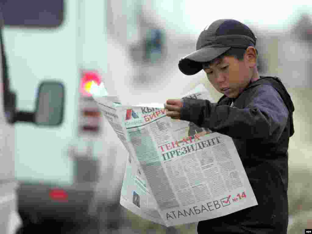 Kirgizstan - Informacije o predsjedničkim kandidatima uoči izbora zanimale su i najmlađe, Biškek, 26.10.2011. Foto: EPA / Igor Kovalenko 