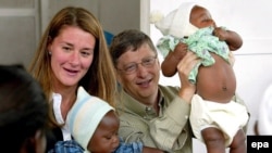 Мэлінда і Біл Гейтсы ў мэдычным цэнтры, дзе робяць прышчэпкі супраць малярыі, Мазамбік, 2003