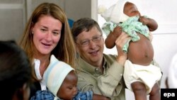 Bill și Melinda Gates în Mozambic, 2003. Cei doi sunt înconjurați de copiii dintr-un studiu al vaccinului anti-malarie.