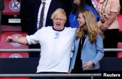 Britanski premijer Boris Johnson sa suprugom Carrie Johnson na meču Engleska protiv Danske - Stadion Wembley, London, 7 jula 2021.