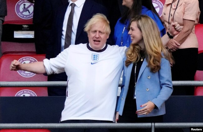 Kryeministri britanik, Boris Johnson dhe bashkëshortja e tij, Carrie shikojnë ndeshjen Angli-Danimarkë. Londër, 7 korrik, 2021.