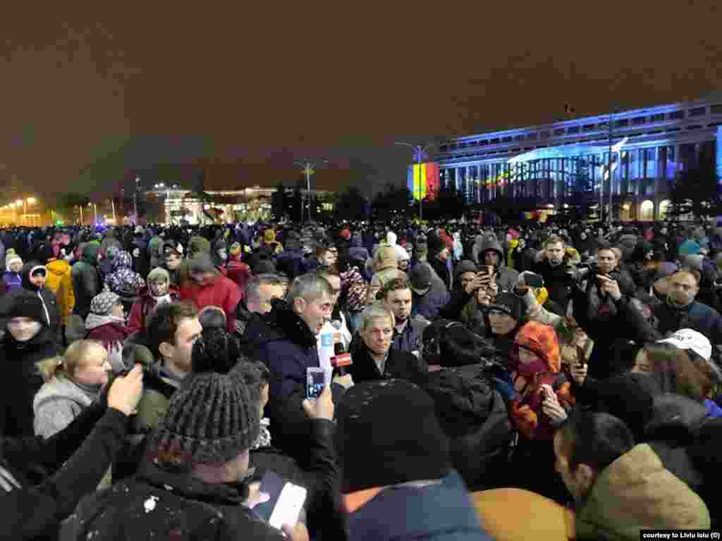 Dan Barna, liderul USR, Dacian Cioloș, președintele PLUS, au venit în mulțime, după ce au lansat un apel la unitate cu magistrații, care de luni își suspendă activitatea, în mai multe tribunale și parchete. 