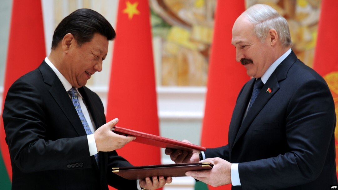 Belarusian President Alyaksandr Lukashenka (right) exchanges documents with Chinese counterpart Xi Jinping during a signing ceremony in Minsk on May 10.