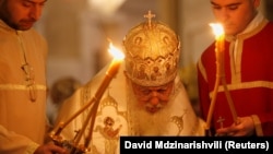 Gruzijski patrijarh Ilija Drugi predvodi ponoćnu božićnu službu u Crkvi Svete Trojice u Tbilisiju, 7. januara 2018.