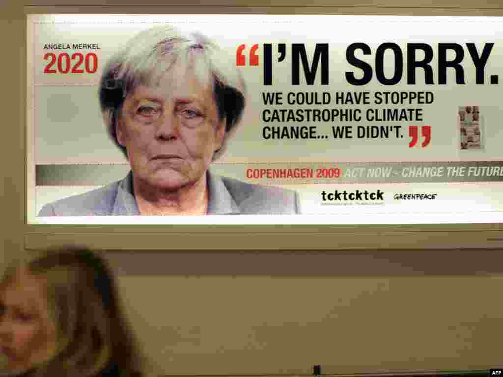 Poster i vendosur nga “Greenpeace”, me portretin e kancelares gjermane, Angela Merkel - 11 vjet më të moshuar - në aeroportin e Kopenhagës. 