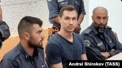 Russian citizen Aleksei Burkov (center) was extradited to the United States after being arrested in Israel. (file photo)