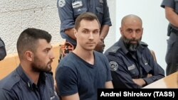 Россия фуқароси Алексей Бурков (чапдан иккинчи) Қуддус шаҳри суди залида. 2015, 13 декабрь.