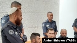 الکسی بورکوف (وسط تصویر) در دادگاه اسرائیل