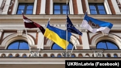 Прапор України на будівлі міської ради Риги – на знак солідарності Латвії з Україною в протистоянні російській агресії, лютий 2022 року