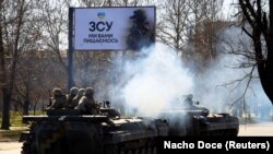 Українські військовослужбовці на бронетехніці в місті Миколаєві, 28 березня 2022 року