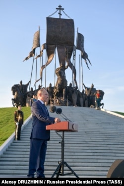 Президент Росії Володимир Путін виступає на церемонії відкриття пам'ятника Олександру Невському. Село Самолва, неподалік Пскова, 11 вересня 2021 року