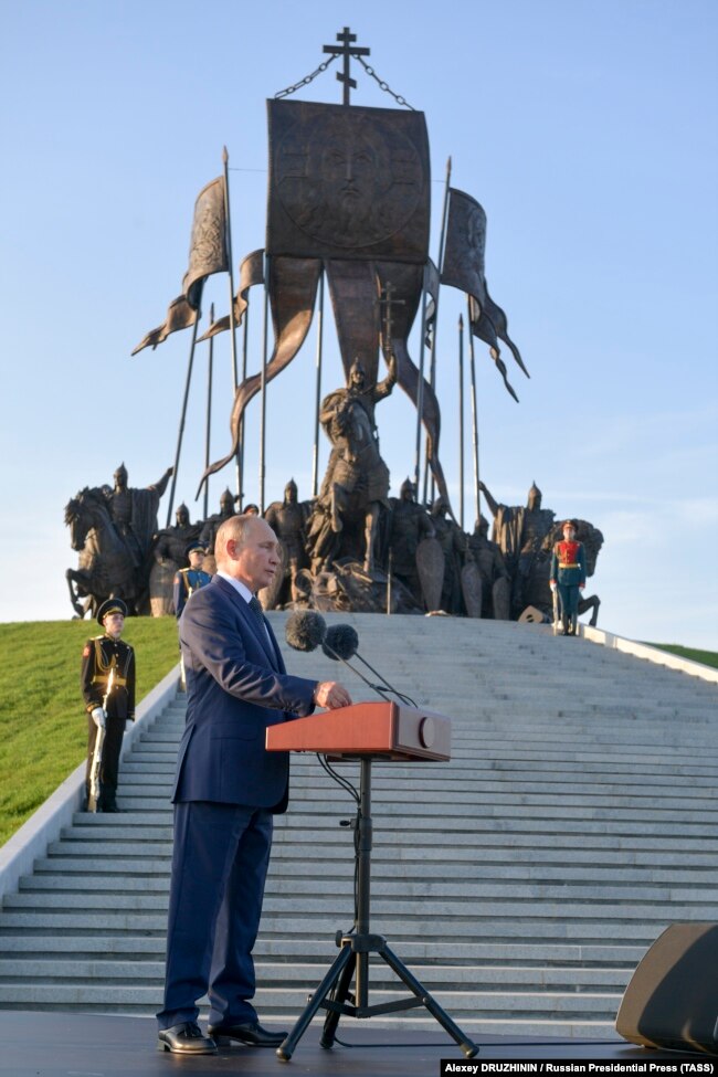 Президент Росії Володимир Путін виступає на церемонії відкриття пам'ятника Олександру Невському. Село Самолва, неподалік Пскова, 11 вересня 2021 року