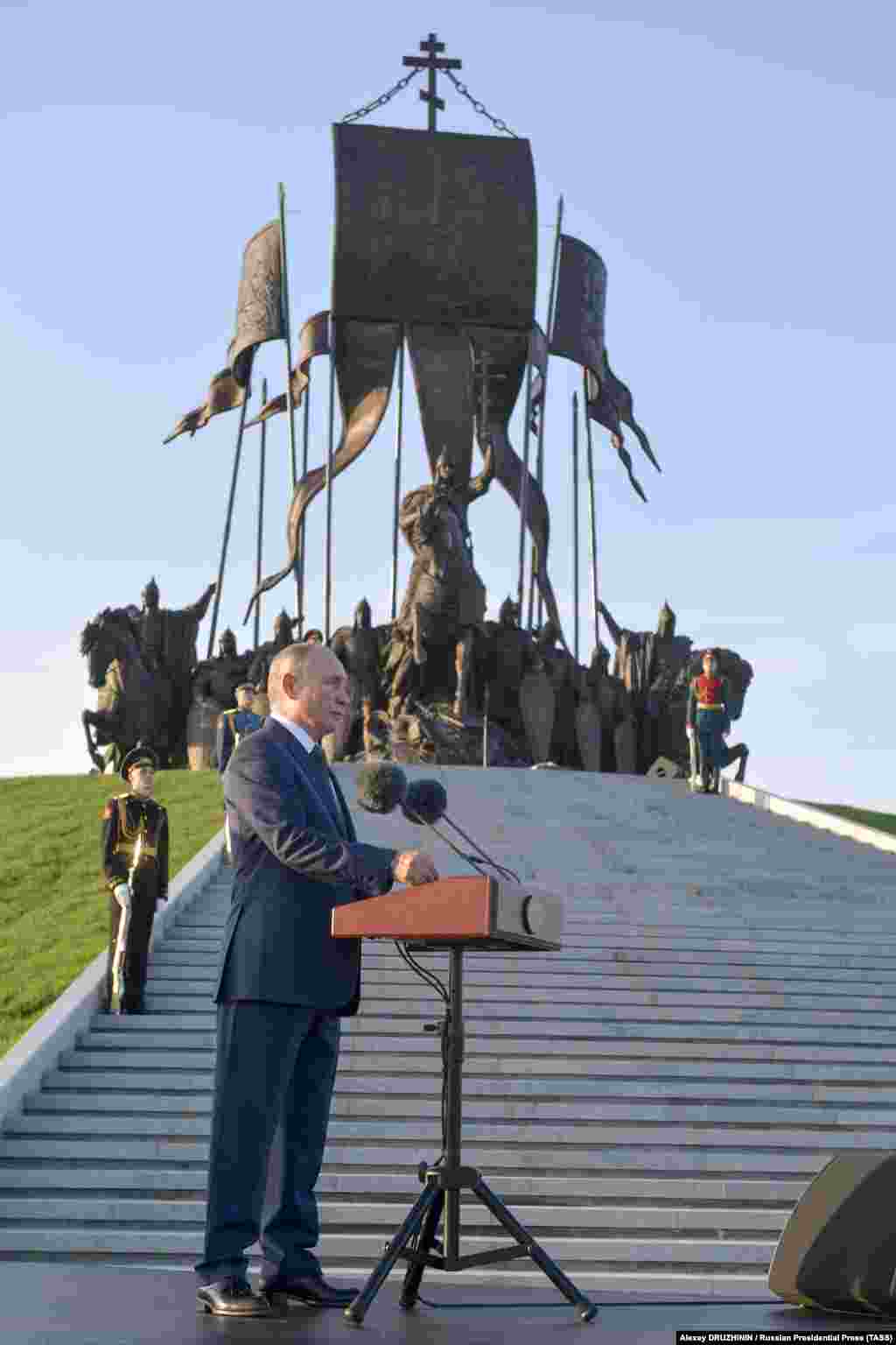 РУСИЈА / МАКЕДОНИЈА - В.Д. амбасадорката во Руската Федерација Оливера Чаушевска-Димовска денеска била повикана во Министерството за надворешни работи на Русија, каде ѝ била врачена нота на Министерството, со која вработен во македонската амбасадата во Москва се прогласува за персона нон грата. Од руското МНР соопштија:&nbsp;Мерката е одговор на сосема неоснована одлука за прогласувањето на дипломат во Амбасадата на Русија во Скопје за персона нон грата донесена од страна на Северна Македонија во август оваа година.