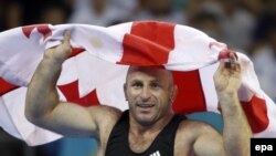 Грузинский борец Реваз Миндорашвили, выиграв золотую Олимпийскую медаль, стал на родине довольно состоятельным человеком