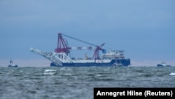 Російська трубопрокладальна баржа «Фортуна» в Мекленбурзькій бухті Балтійського моря перед поновленням робіт для будівництва «Північного потоку-2», 14 січня 2021 року