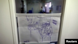 Crtež medicinske sestre na ulazu u odjel intenzivne njege, april, 2020. Lisabon, Portugal
