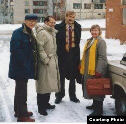 Янка Запруднік побач з будынкам, у якім месьцілася рэдакцыя газэты «Свабода», другі справа — Ігар Гермянчук. 1993