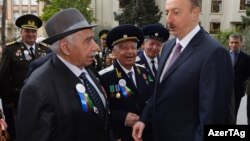 İ.Əliyev müharibə veteranları ilə birlikdə. 2015. Foto arxiv.