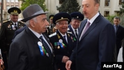 İ.Əliyev müharibə veteranları ilə birlikdə. 2015. Foto arxiv.