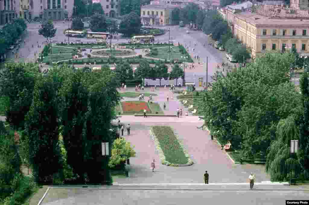 1963 жылы Киевтің орталық алаңы Калинин атында еді. 1967 жылы Октябрь революциясы алаңы деп атауы өзгертілді. Қазір Тәуелсіздік алаңы деп аталатын бұл алаң әлемге Майдан (украин тілінде алаң дегенді білдіреді) деген атауымен әйгілі болды. Бұл сурет &laquo;Мәскеу&raquo; (қазір &laquo;Украина&raquo;) қонақ үйі жағынан түсірілген.