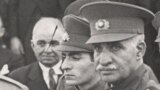 رضا شاه پهلوی در کنار فرزندش محمد رضا شاه