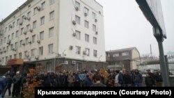 Rostov-na-Donu şeerinde mahkeme binası yanında