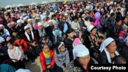 Люди собрались в честь празднования Наурыза в Мангистауской области. 21 марта 2013 года. Иллюстративное фото.