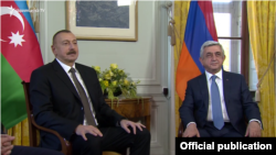 Швейцария -- Президенты Армении и Азербайджана - Серж Саргсян (справа) и Ильхам Алиев, Женева, 16 октября 2017 г.