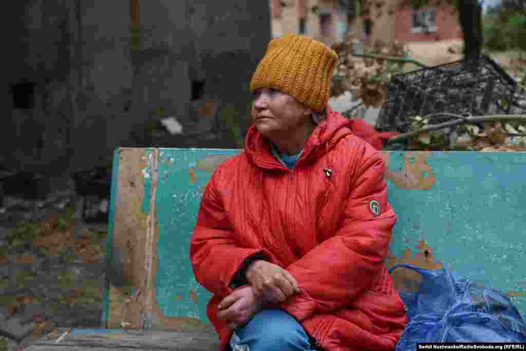 Біля одного з будинків зустрічаємо пані Ірину, вона тремтячими руками намагається підпалити сірники, щоб запалити сигарету, в неї це раз по разу не виходить… 