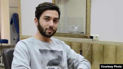 две тети секс сын . Гей из Чечни, рассказавший о пытках